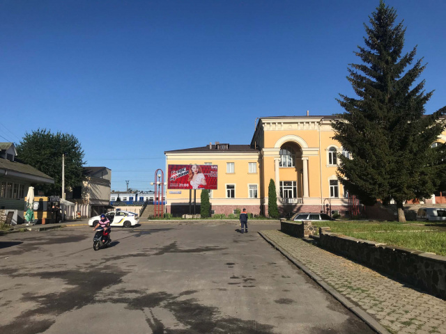 Щит 6x3,  Залізничний вокзал ( перед входом зліва, низ)