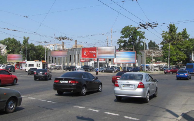 Призма 6x3,  Інглезі вул. - Космонавта Комарова вул., 12 (лівий)