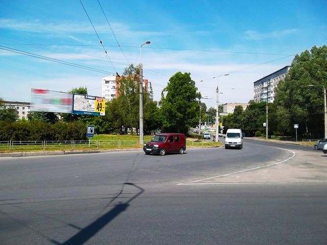 Щит 6x3,  Злуки вул. - Галицька вул. в центр (напроти АЗС "Укрнафта") чебурашка , правий