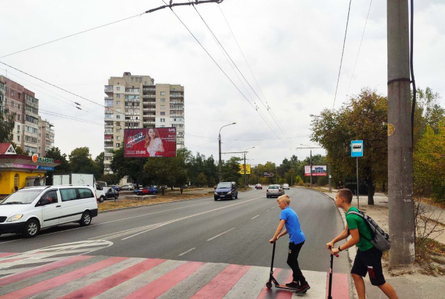 Щит 6x3,  Героїв Крут вул., 8 (200 м. від "Епіцентру")